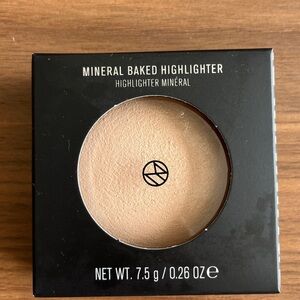 Mineral Baked Highlighter - Cream